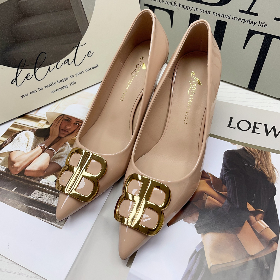 2025年秋季新款法式漆皮尖头金属bb扣细跟高跟鞋