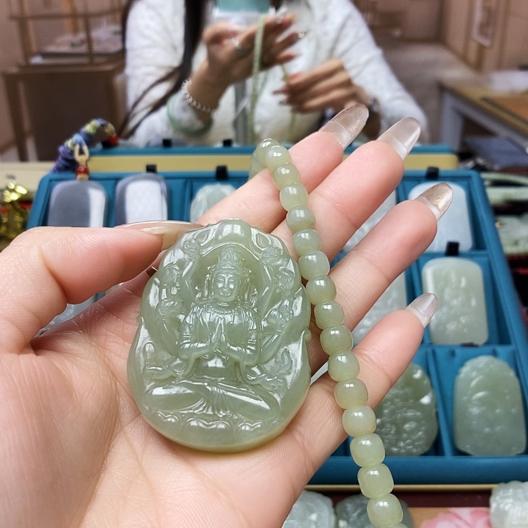 和田玉颈饰未镶嵌国****草