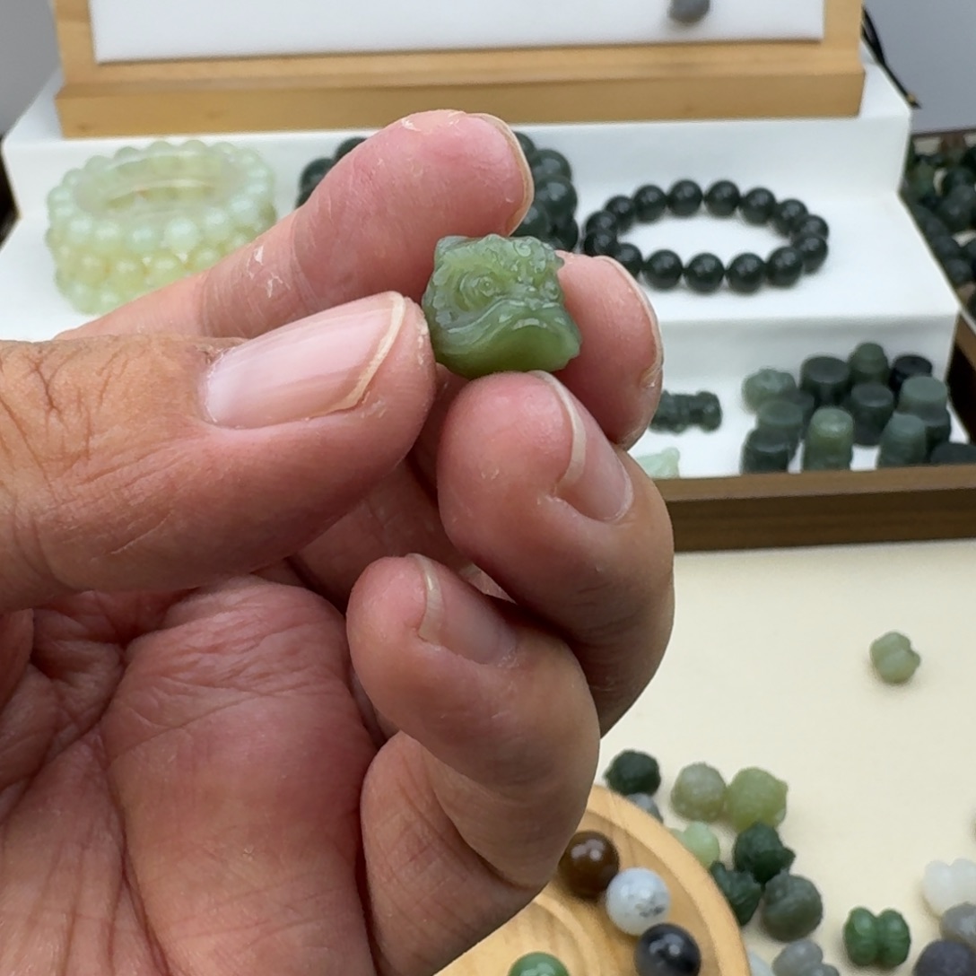 深***蓝和田玉未镶嵌珠宝半成品和田玉湖水绿醒狮11.3×11.8㎜