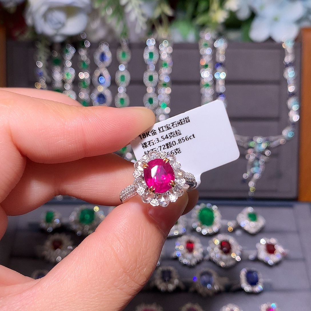 戒指18K金镶嵌红宝石