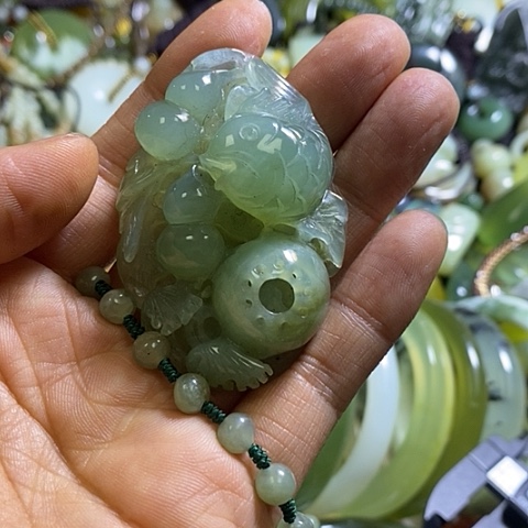 岫玉未镶嵌颈饰挂件