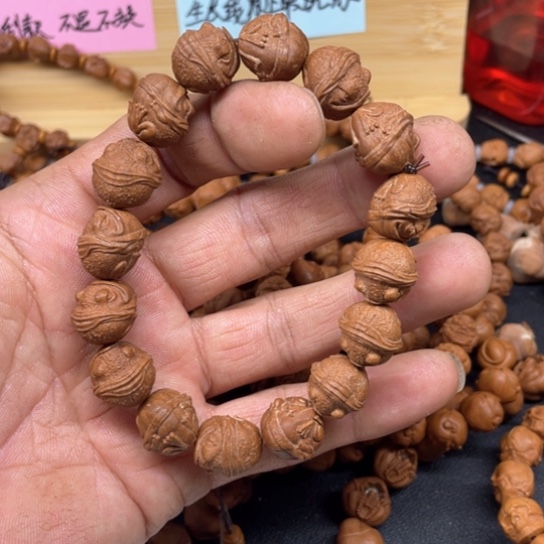 龙纹桃核呱呱来财