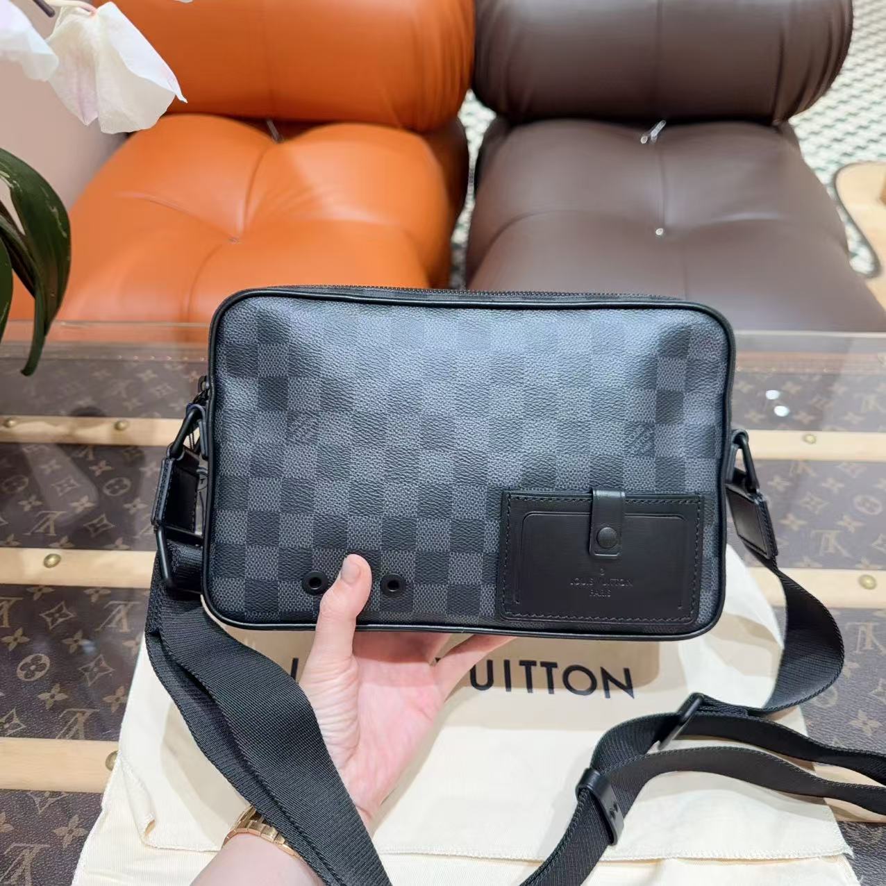 未使用 LouisVuitton/路易威登 Alpha 黑色邮差 单肩斜挎包