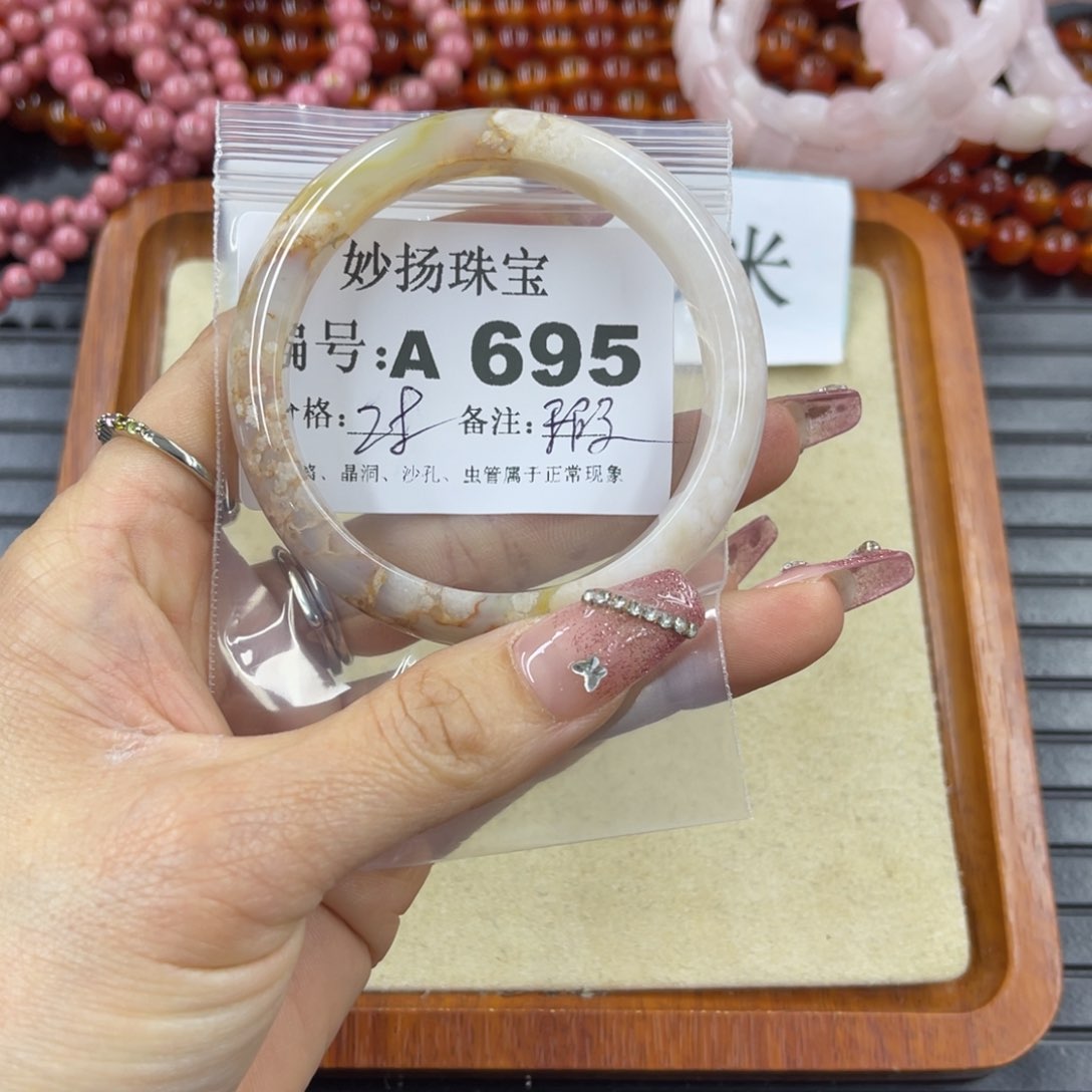 硅化珊瑚（珊瑚玉）瑕未镶嵌小****。