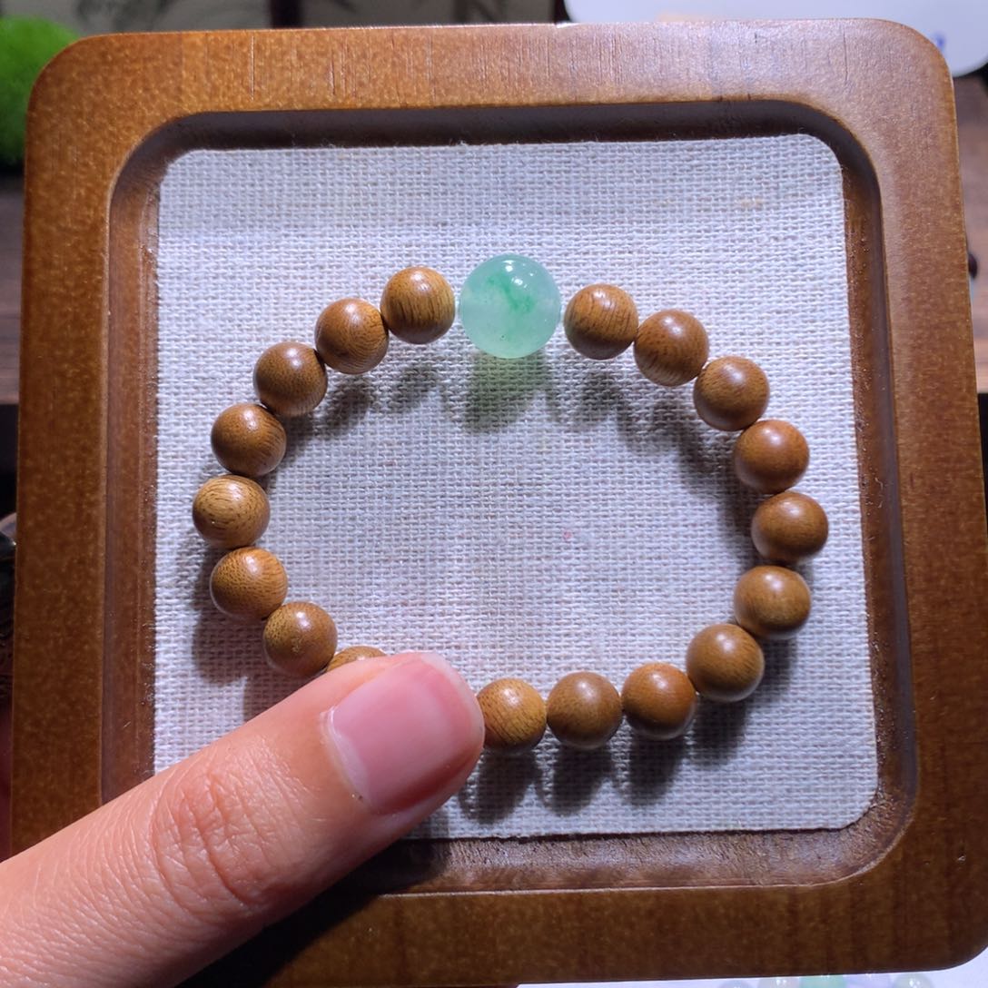 H****翡翠散珠冰飘辣绿卡11.89