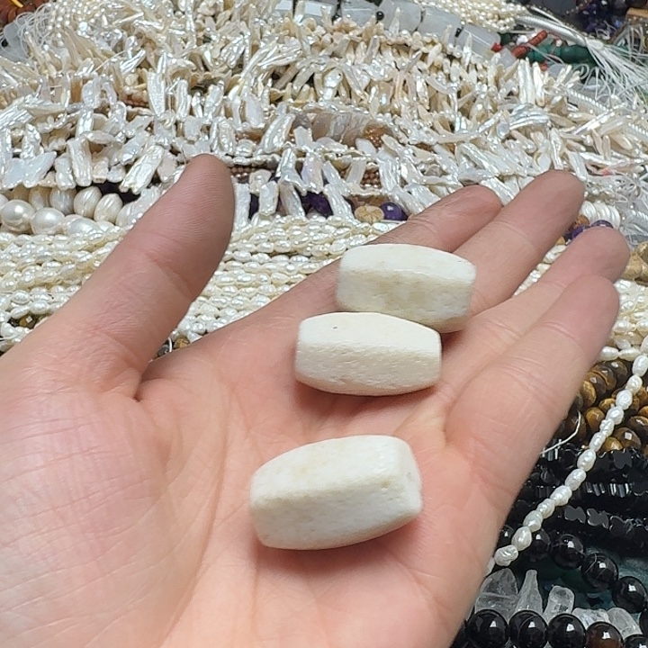 玛瑙/玉髓未镶嵌珠宝半成品三颗18x30m白玻璃桶珠