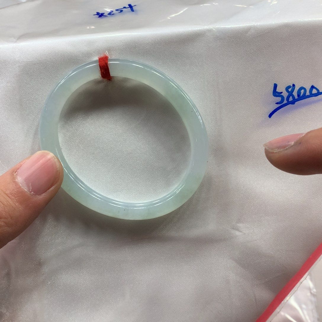 翡翠手镯未镶嵌翡翠