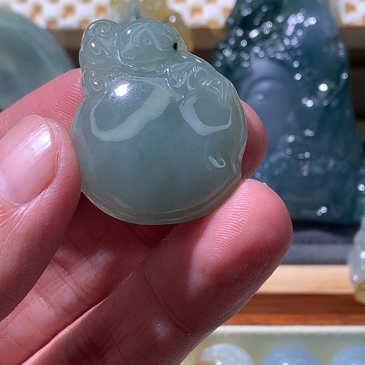 覃***少翡翠未镶嵌颈饰灵猴