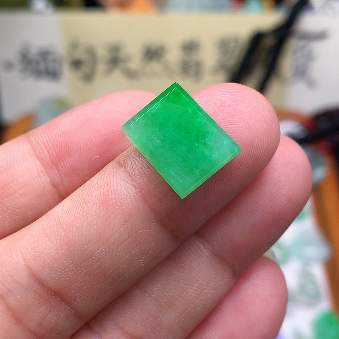 翡翠裸石缅甸天然A货翡翠阳绿马鞍