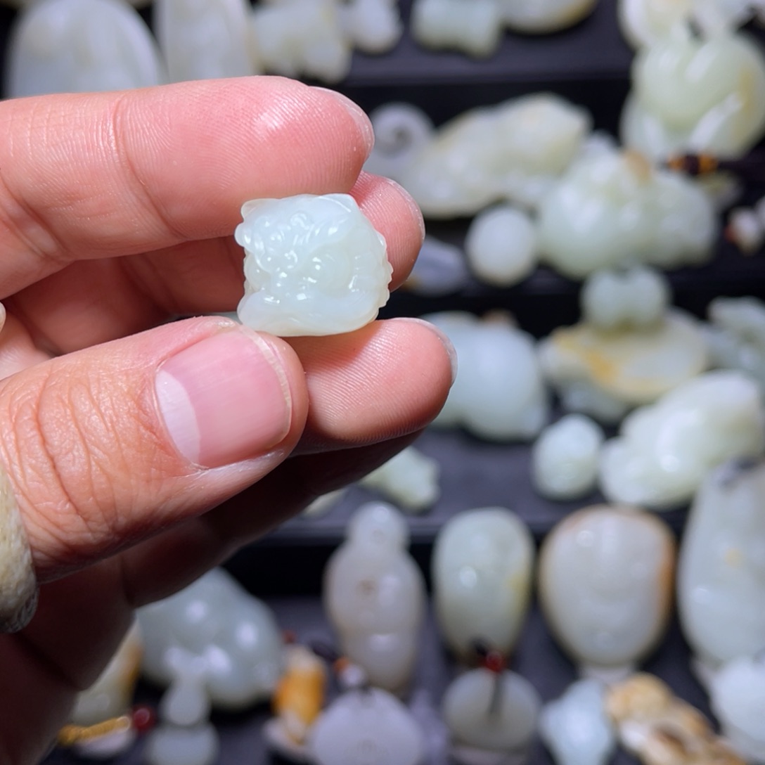 和田玉颈饰未镶嵌狼****仇