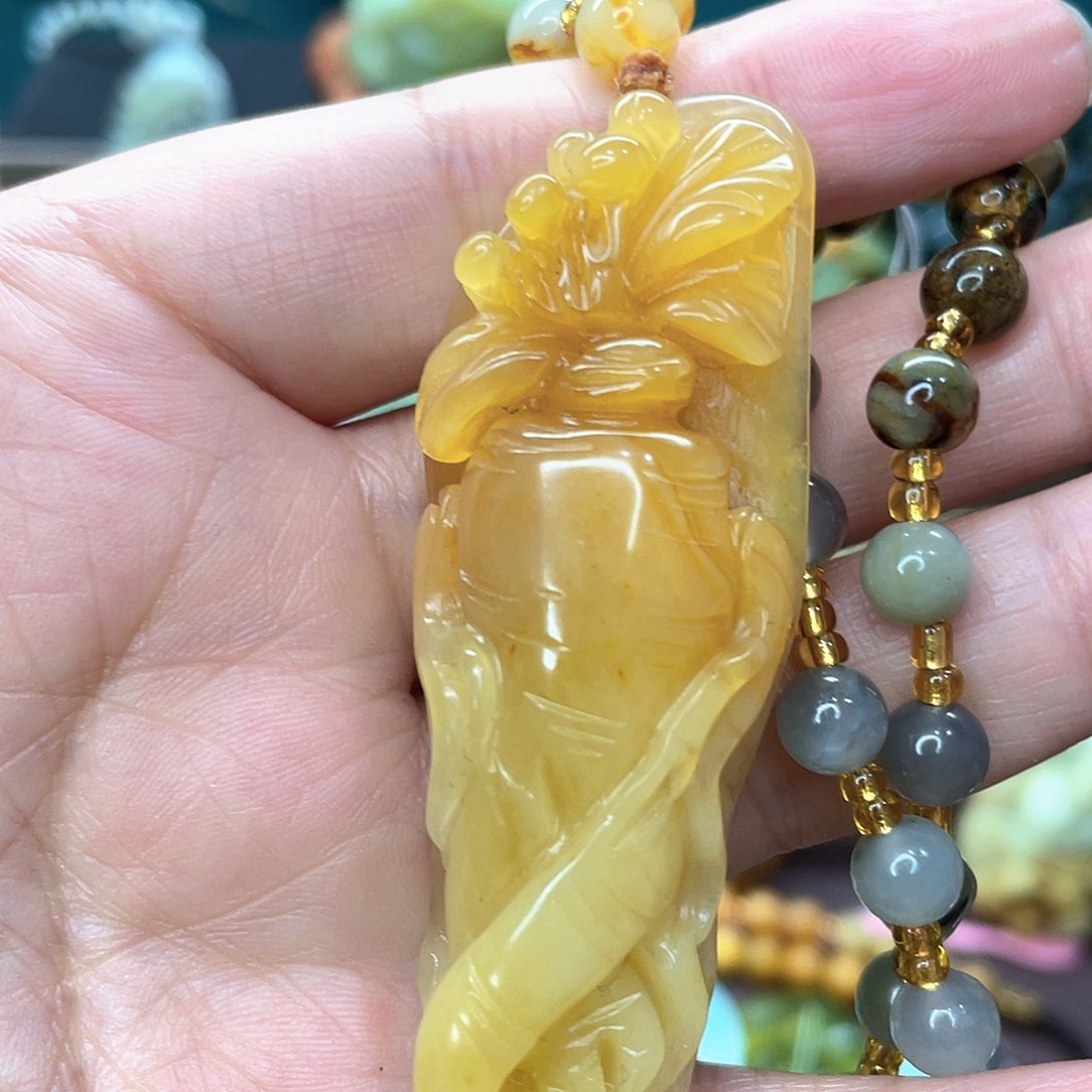 蛇纹石玉颈饰未镶嵌