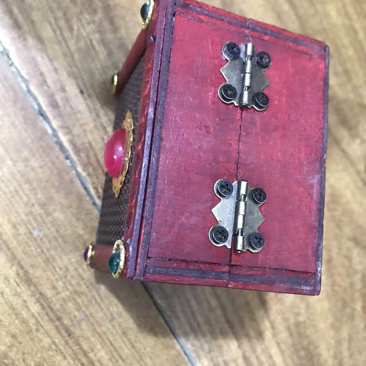 718-----镶嵌红盒内有物