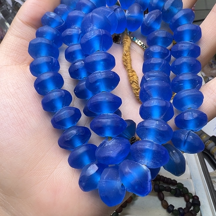 颈饰玻璃凡士林一条