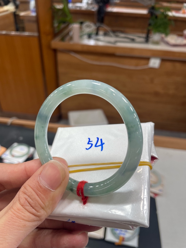 翡翠手镯未镶嵌翡翠