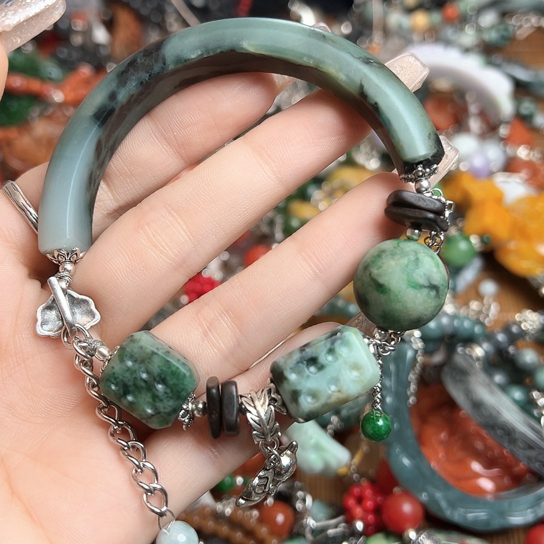 翡翠未镶嵌颈饰饭*粒吊坠