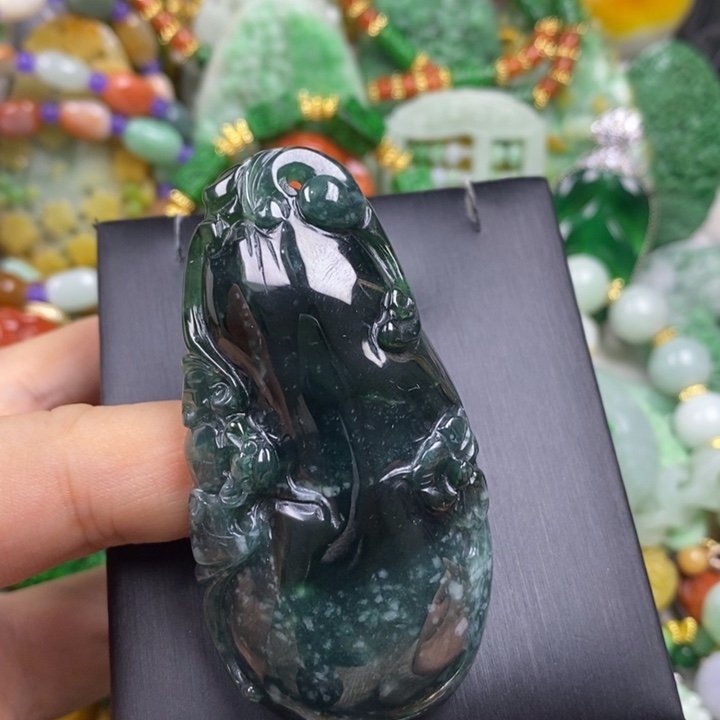 翡翠未镶嵌吊坠(赠链)