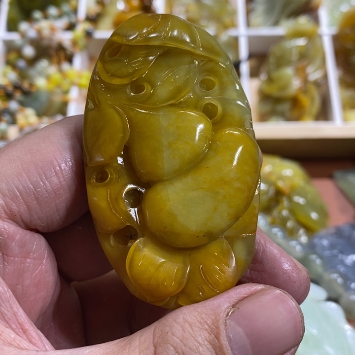 蛇纹石玉颈饰未镶嵌