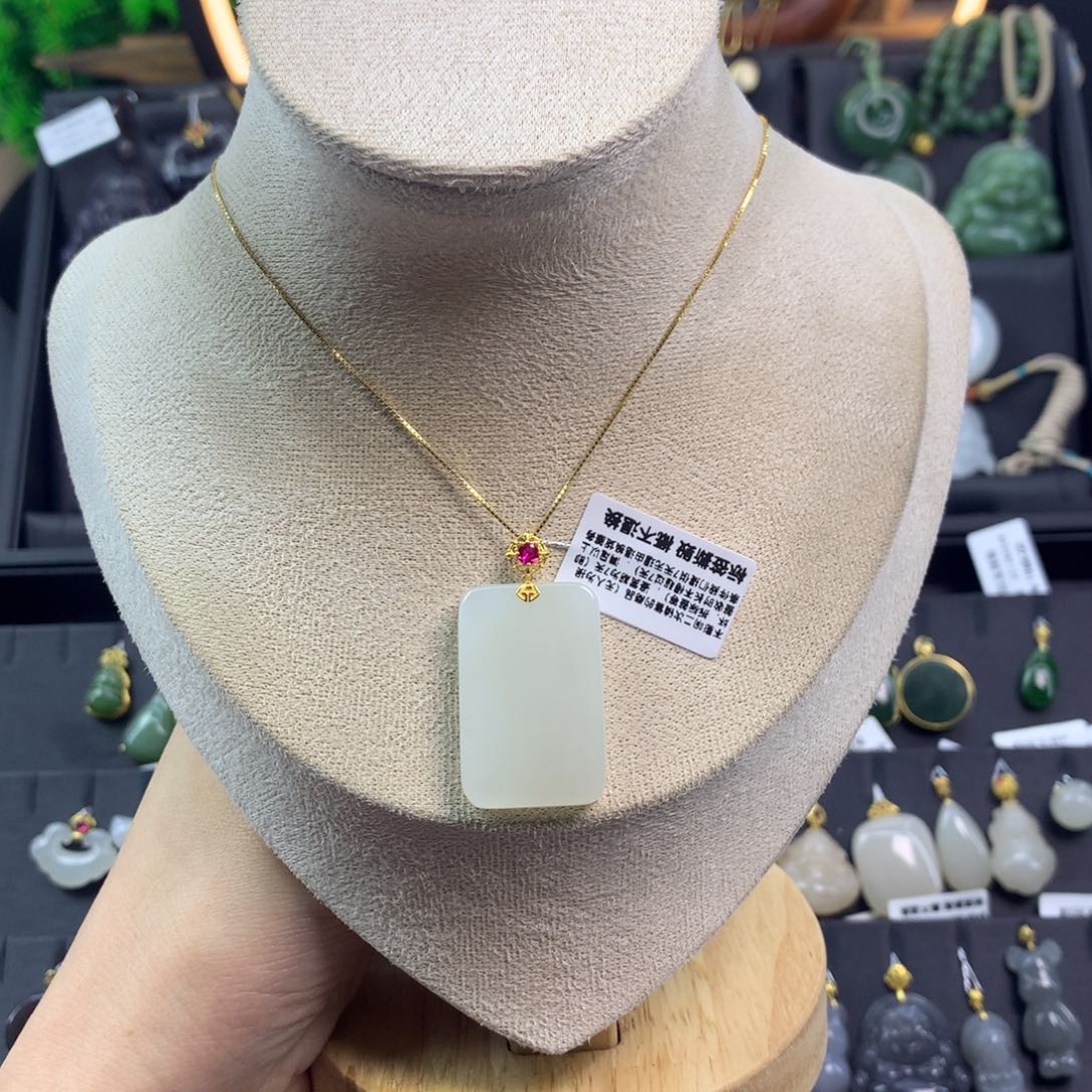 和田玉吊坠18K金镶嵌