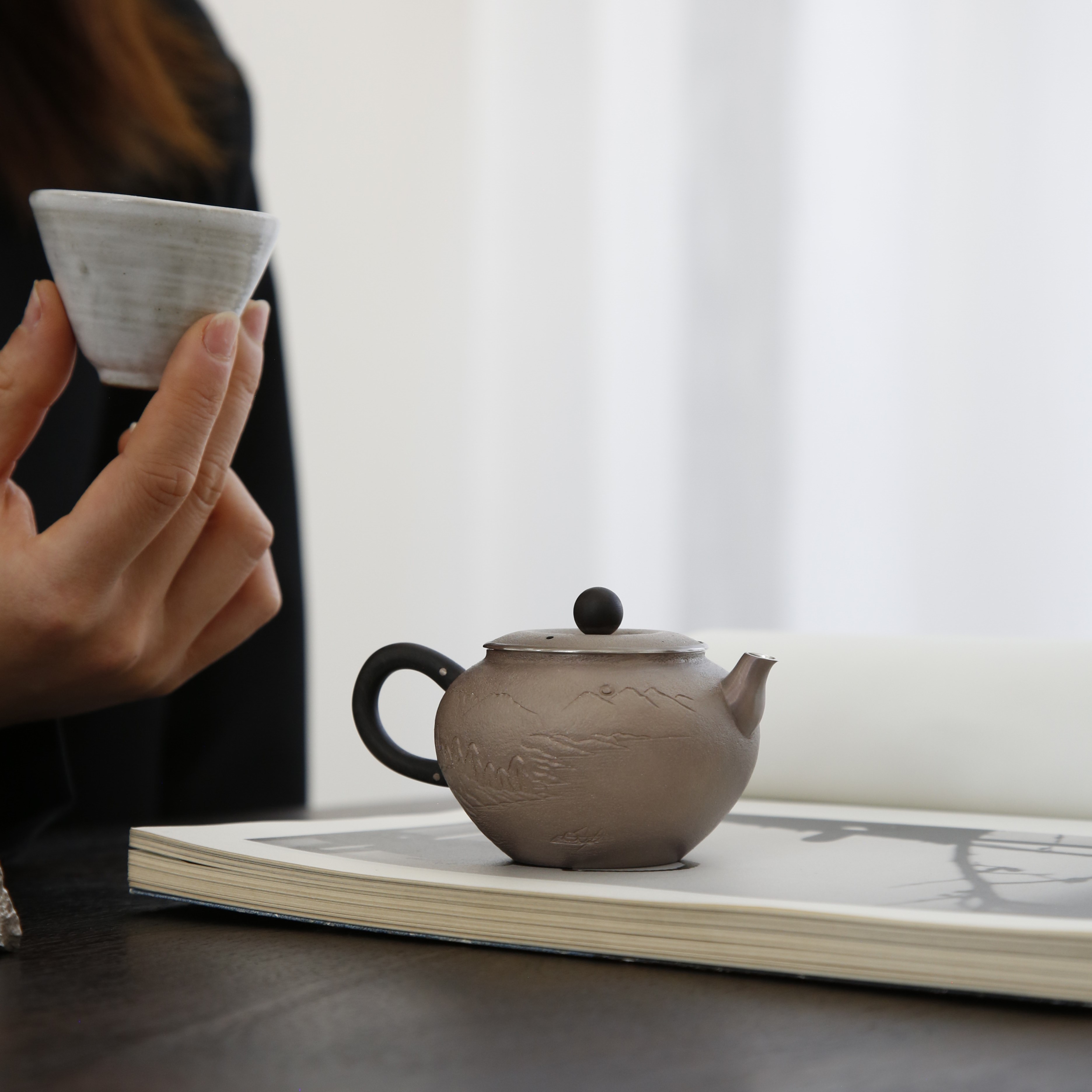 錾刻山水水平足银泡茶壶