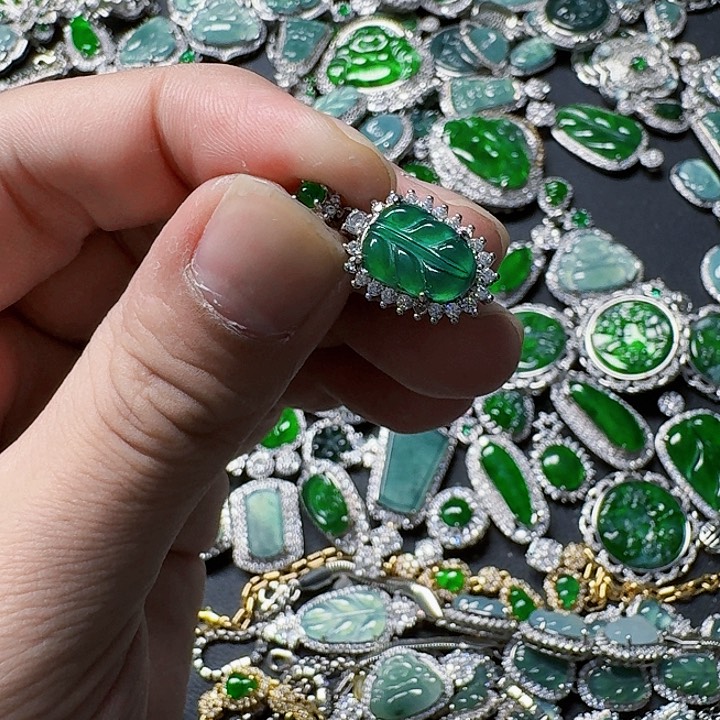 翡翠颈饰未镶嵌天然A货翡翠放漏