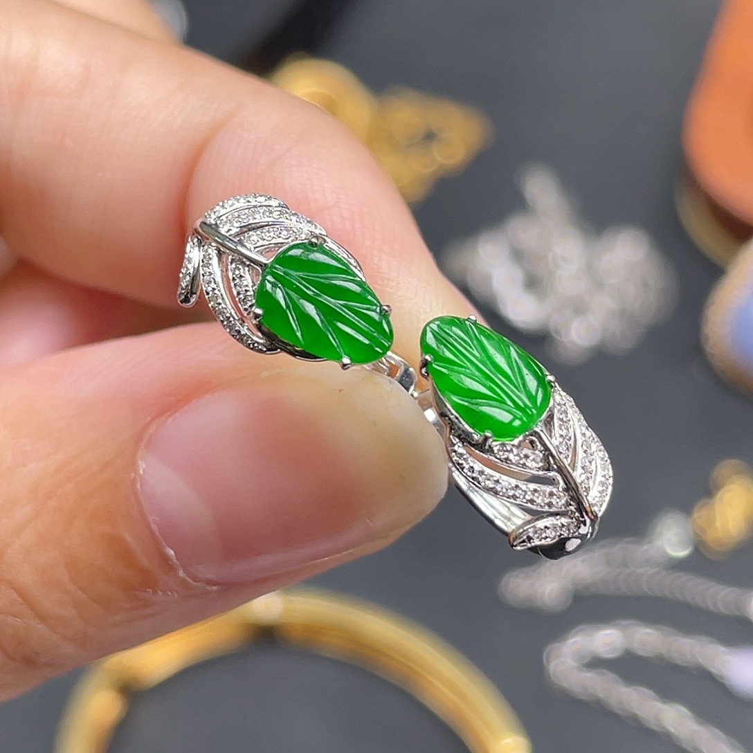 翡翠18K金镶嵌耳饰绿叶子