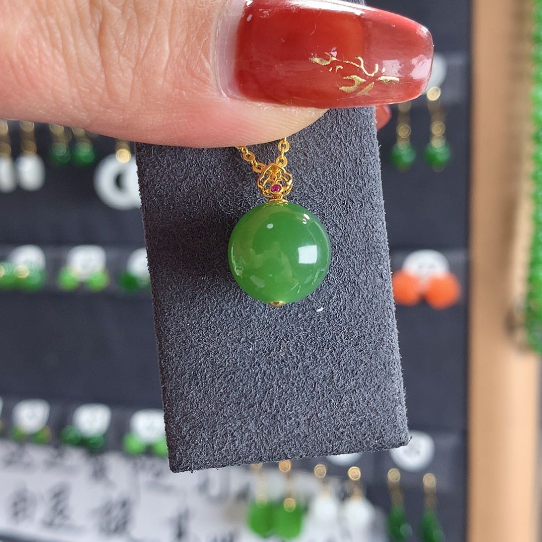 和田玉吊坠18K金镶嵌135