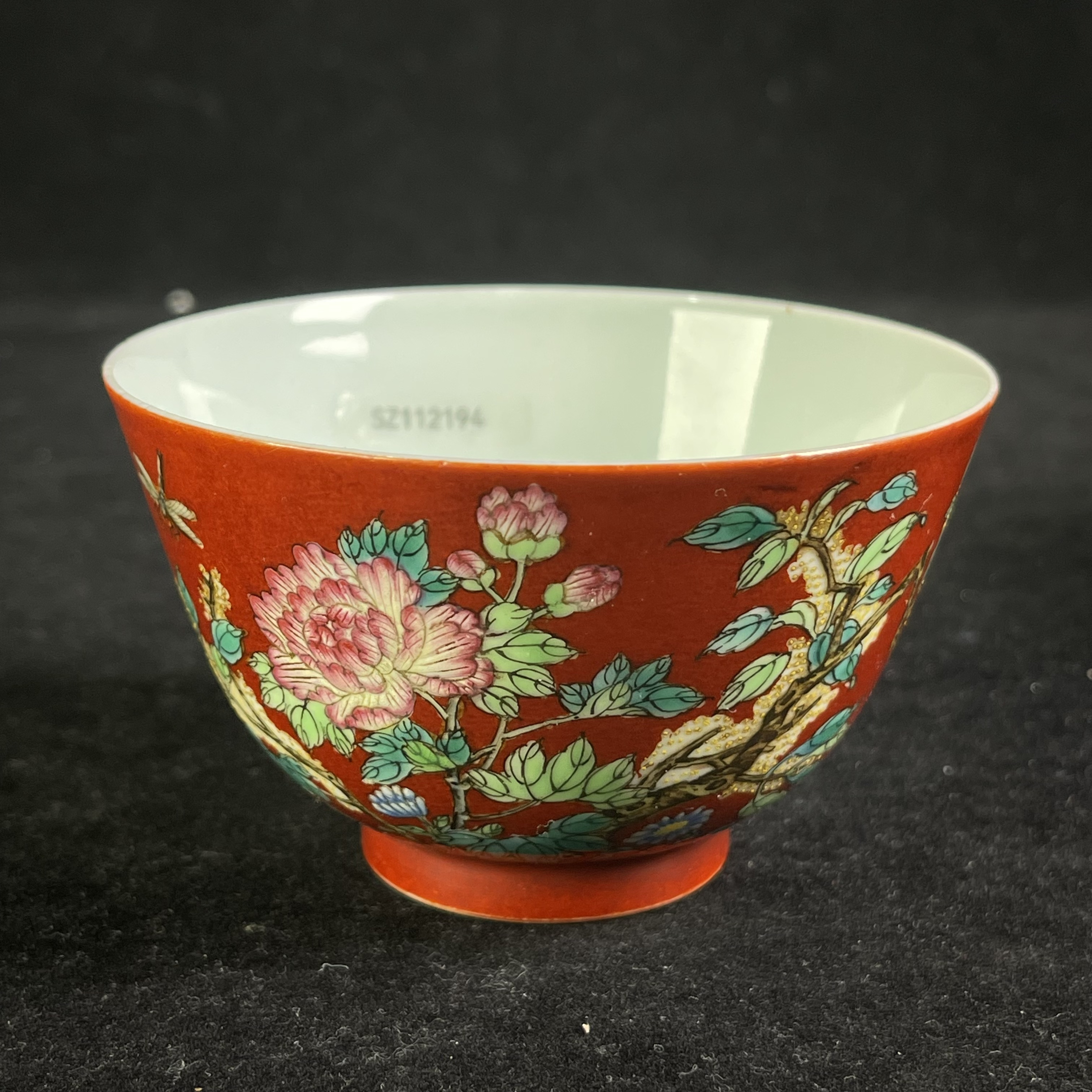 Y珊瑚红釉地粉彩牡丹花卉纹杯