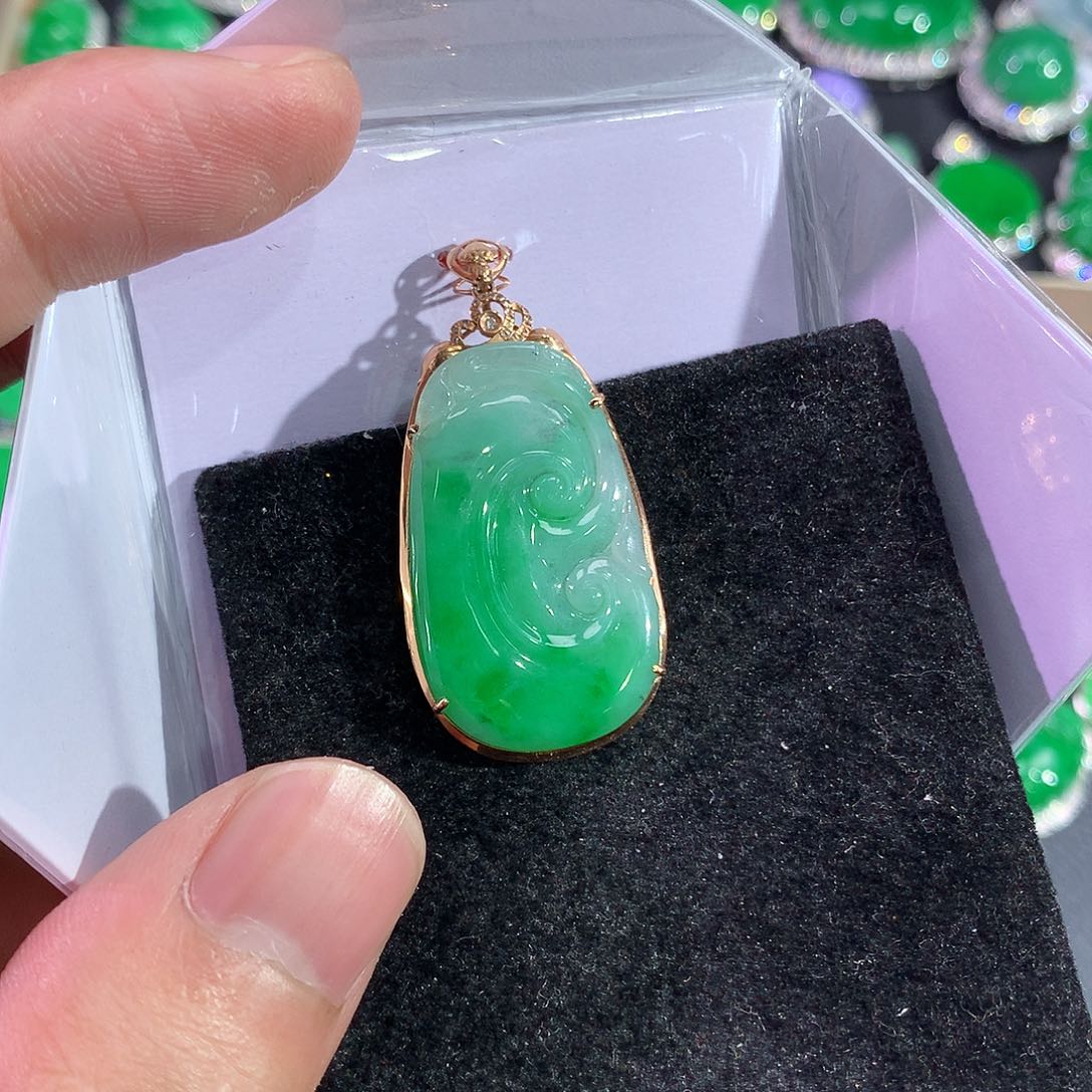 翡翠吊坠(赠链)18K金镶嵌