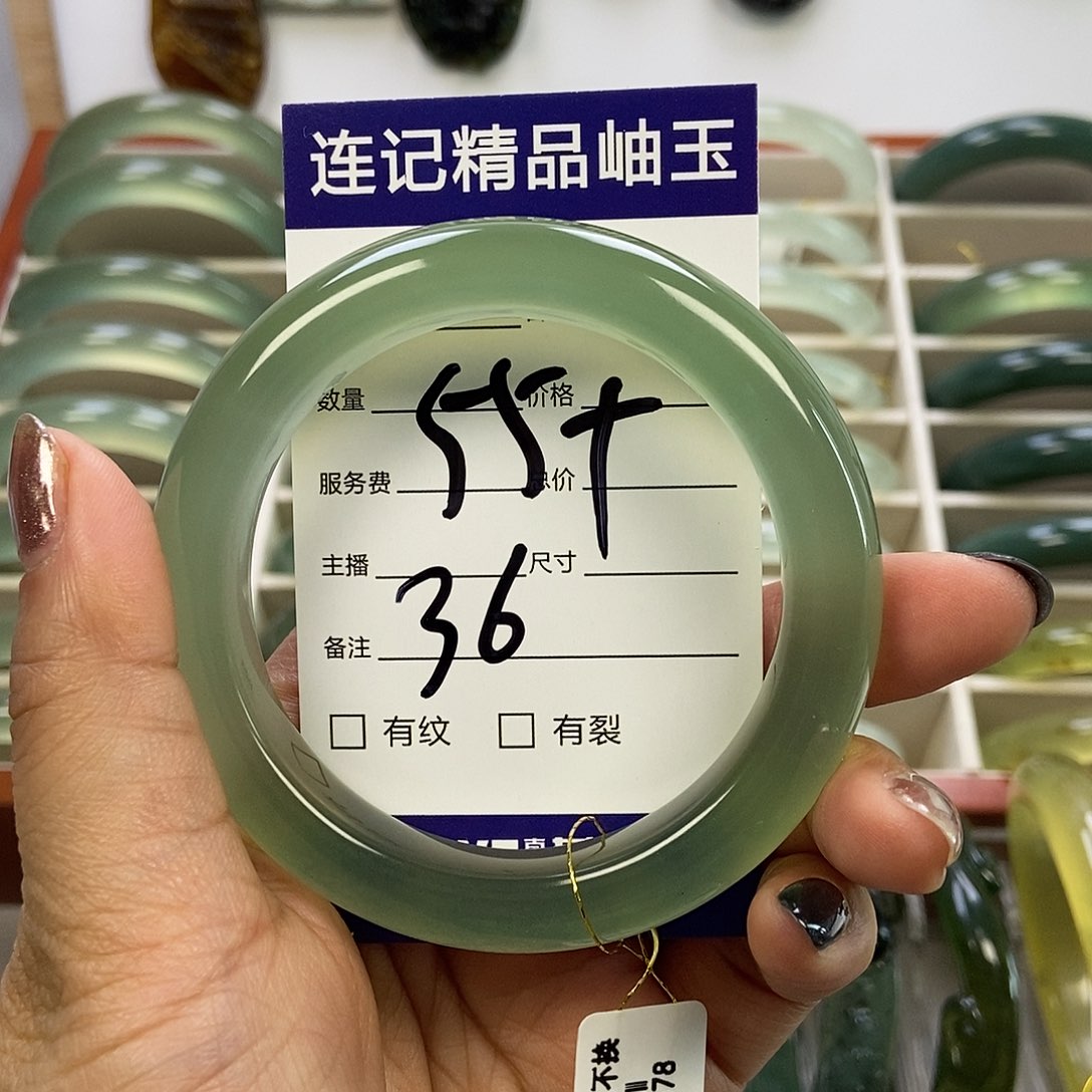 蛇纹石玉手镯未镶嵌小****?