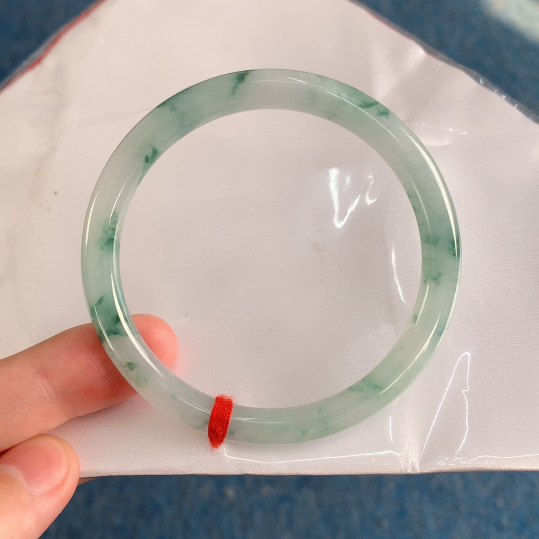 翡翠手镯未镶嵌翡翠