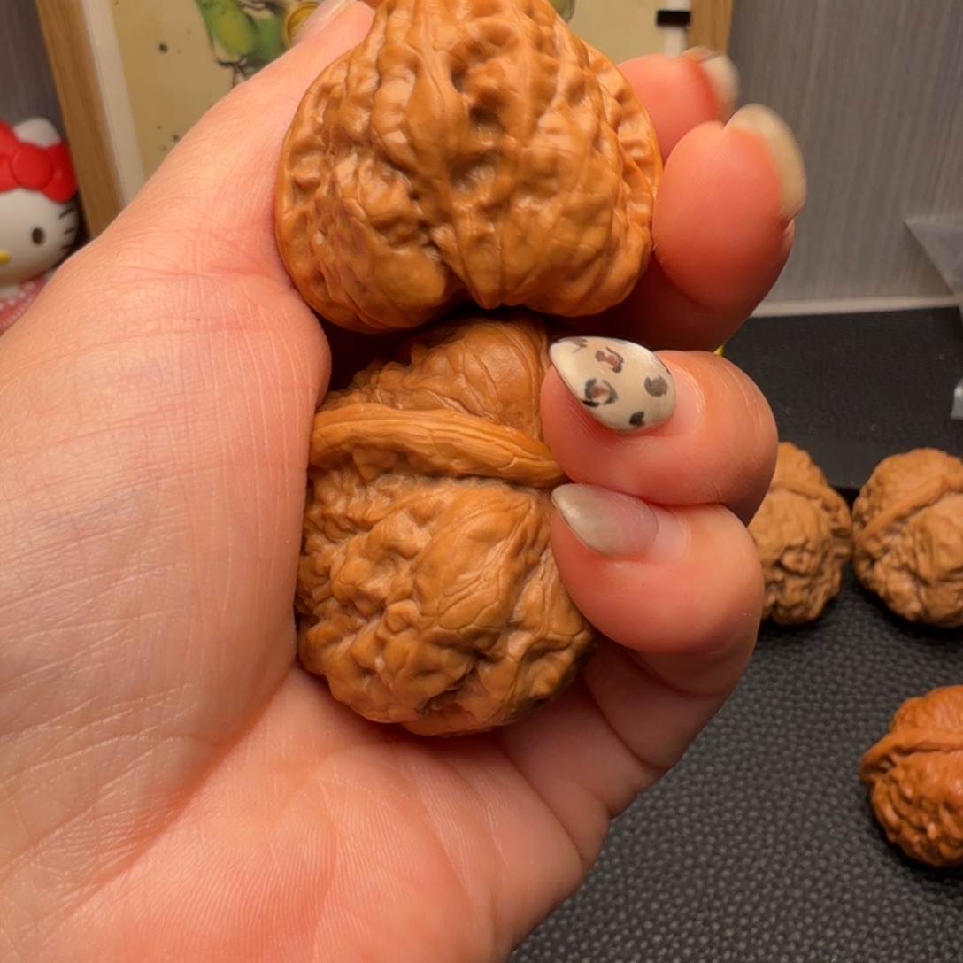 纾***亓文玩核桃吊坠你好，中午好