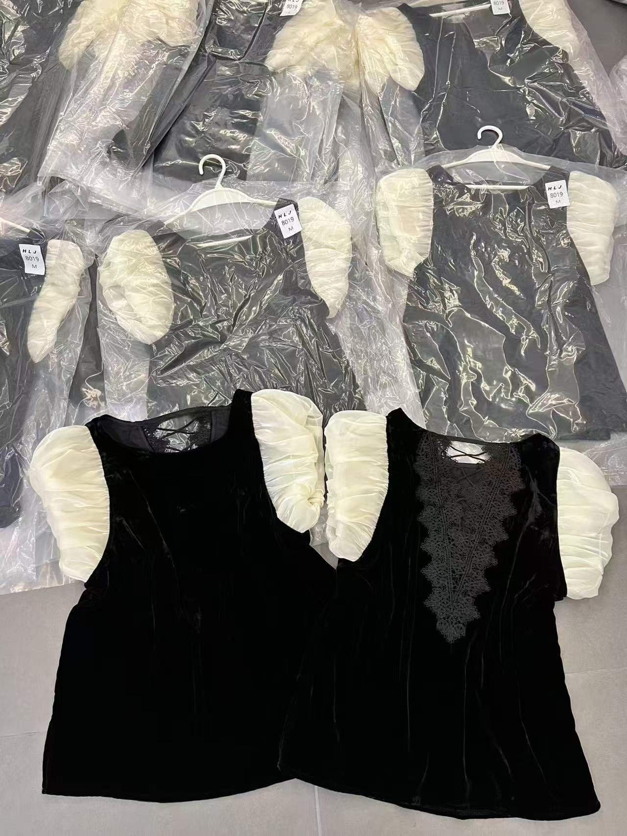 欧货2025新款显瘦圆领木耳边拼接丝绒背心1424