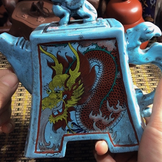 紫砂茶壶原矿泥料手工制作的紫砂壶。