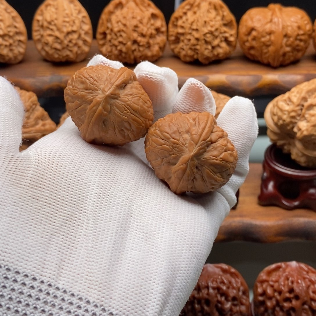 文玩核桃吊坠舍利子