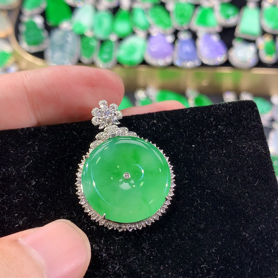 翡翠18K金镶嵌颈饰