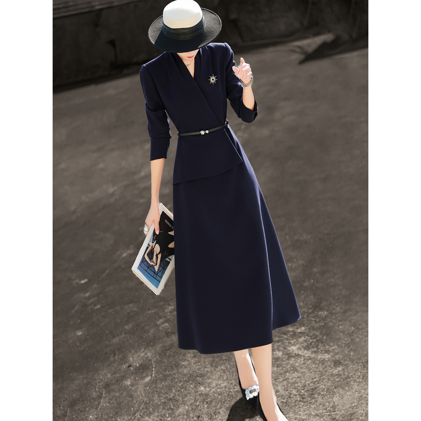 MEXCOCO/兰瑟儿冬季新款气质通勤假两件V领收腰连衣裙女105DL8627