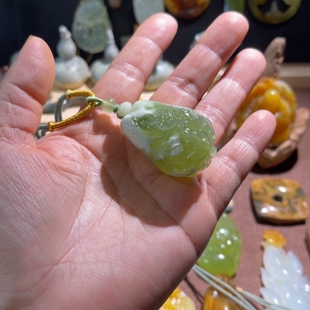 蛇纹石玉未镶嵌颈饰