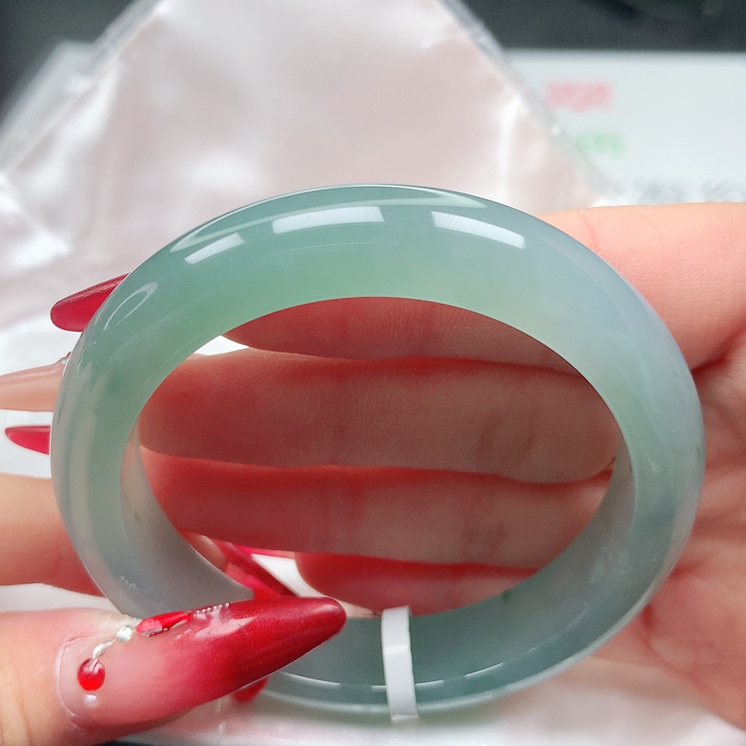 翡翠手镯未镶嵌＠*?53圈。