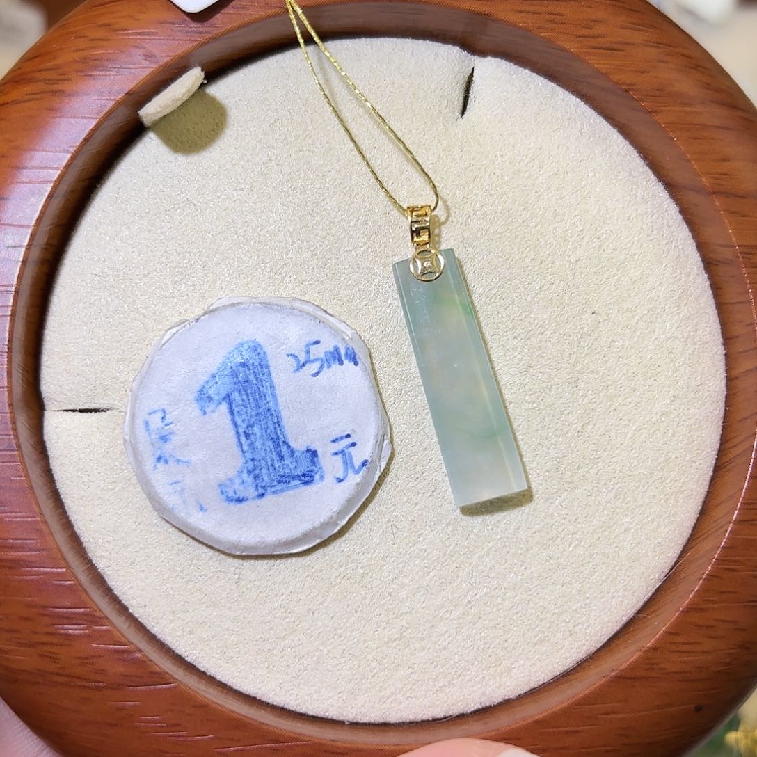 C***8翡翠18K金镶嵌颈饰无事牌