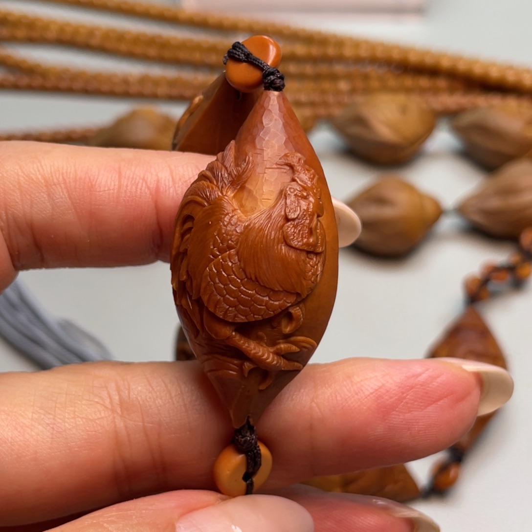 橄榄核吊坠周泉兴生肖鸡