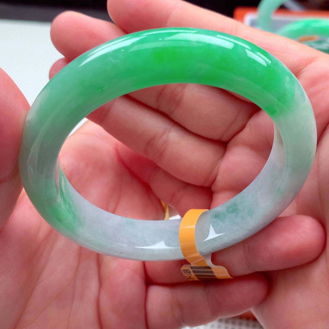 翡翠手镯未镶嵌翡翠