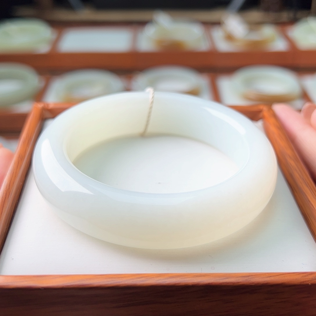 和田玉手镯未镶嵌57