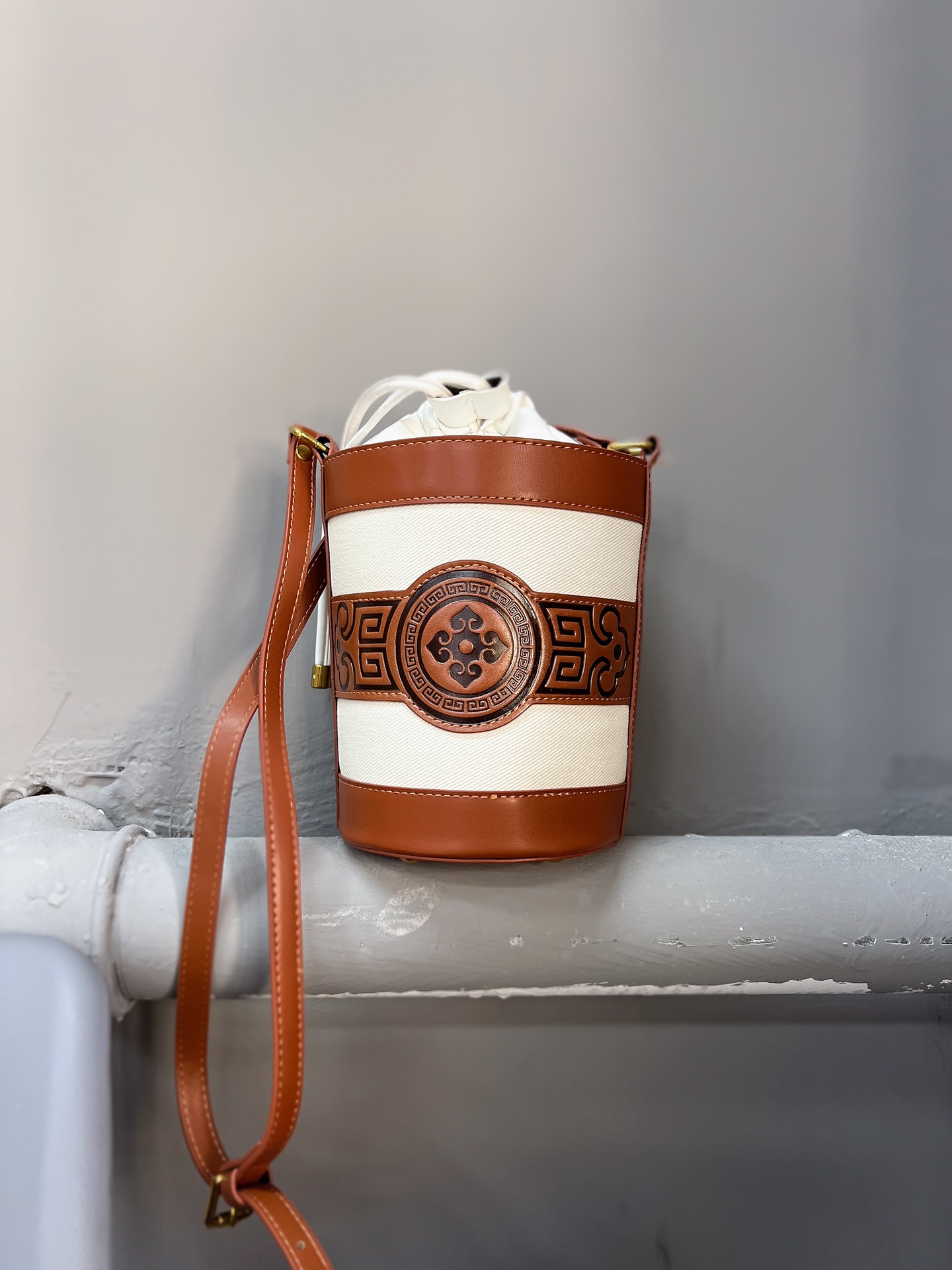 民族风撞色单肩斜跨斜挎水桶包休闲复古圆筒包百搭时尚抽绳圆形