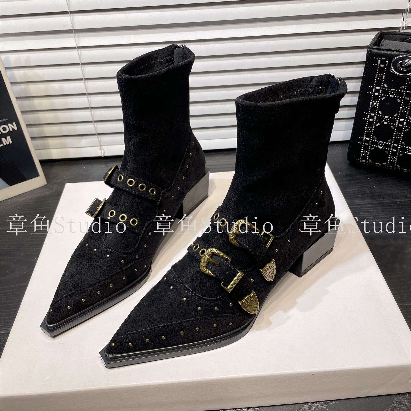 朋克风小众设计尖头短靴女绒面皮带扣弹力瘦瘦靴气质复古马丁靴