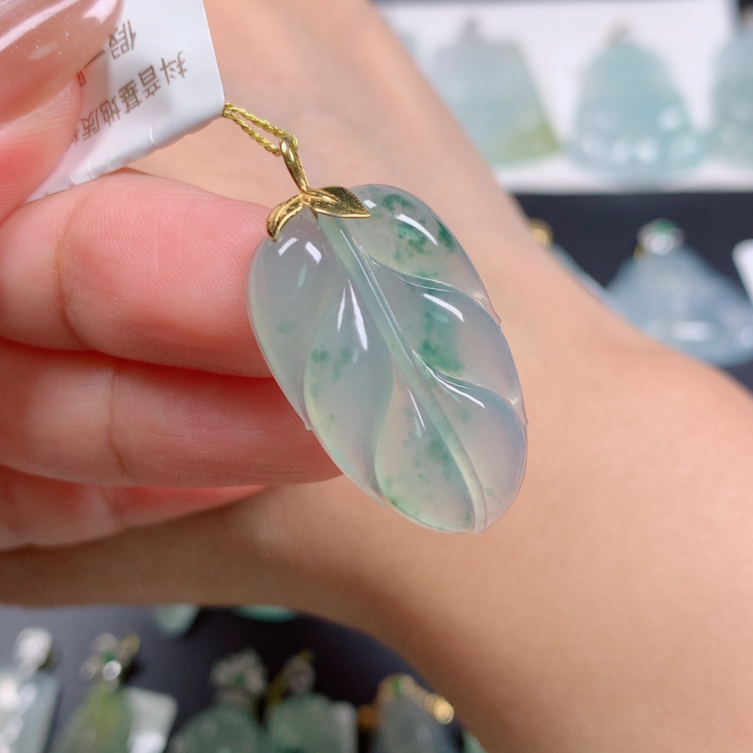 翡翠18K金镶嵌颈饰叶子