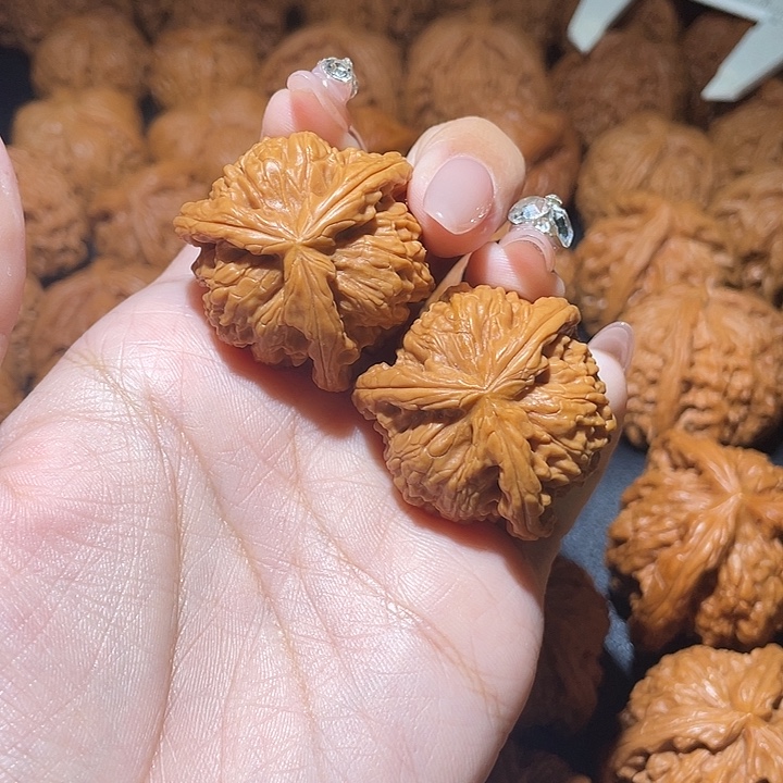 ****当文玩核桃吊坠小妹三棱