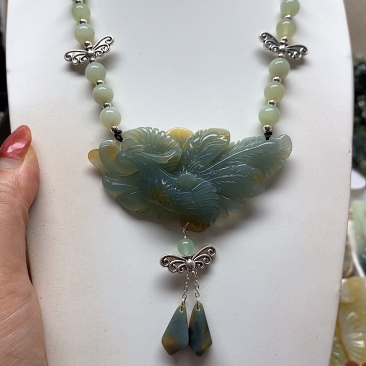 蛇纹石玉颈饰未镶嵌