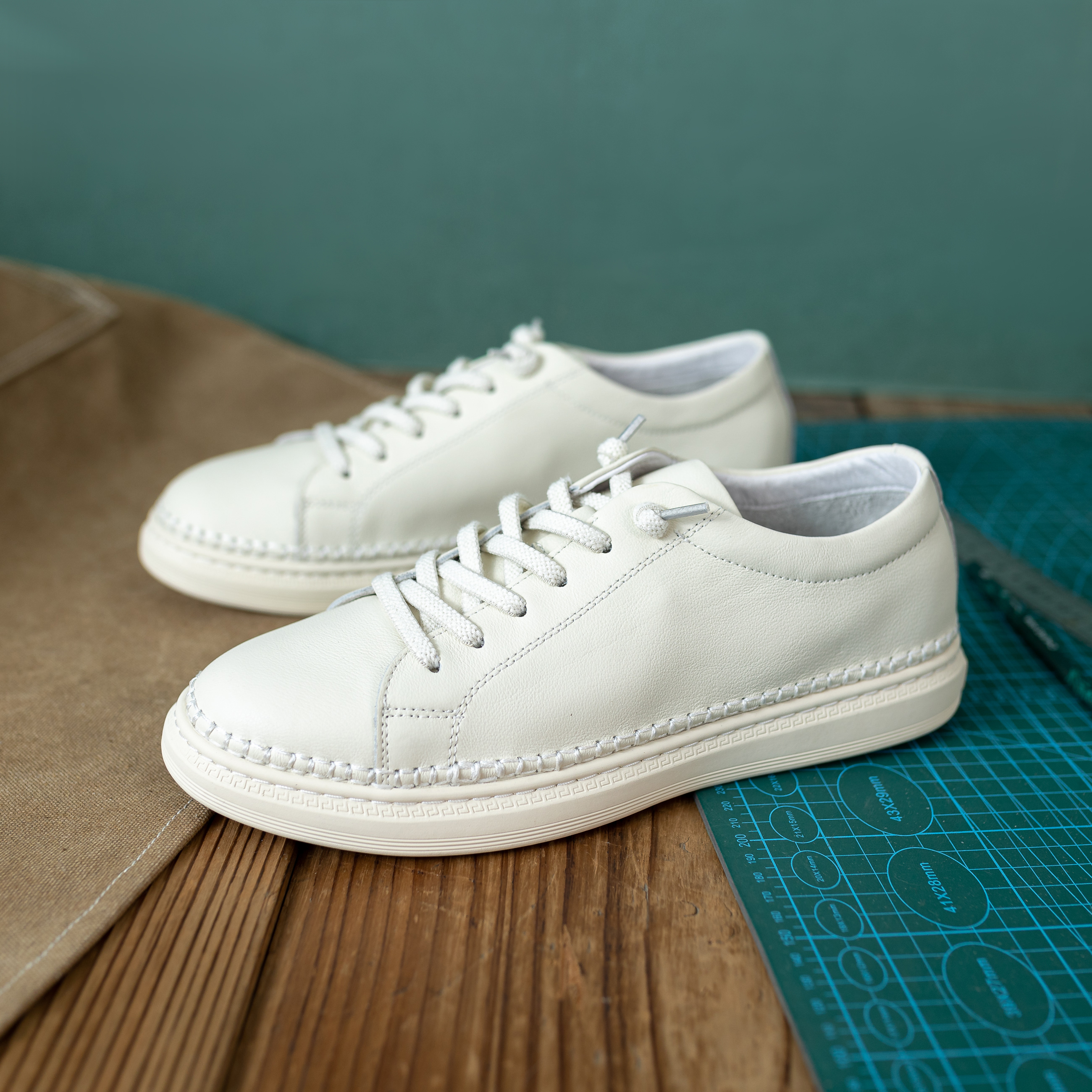 99819新款潮流休闲皮鞋头层牛皮板鞋纯色大头皮鞋软底百搭平底鞋