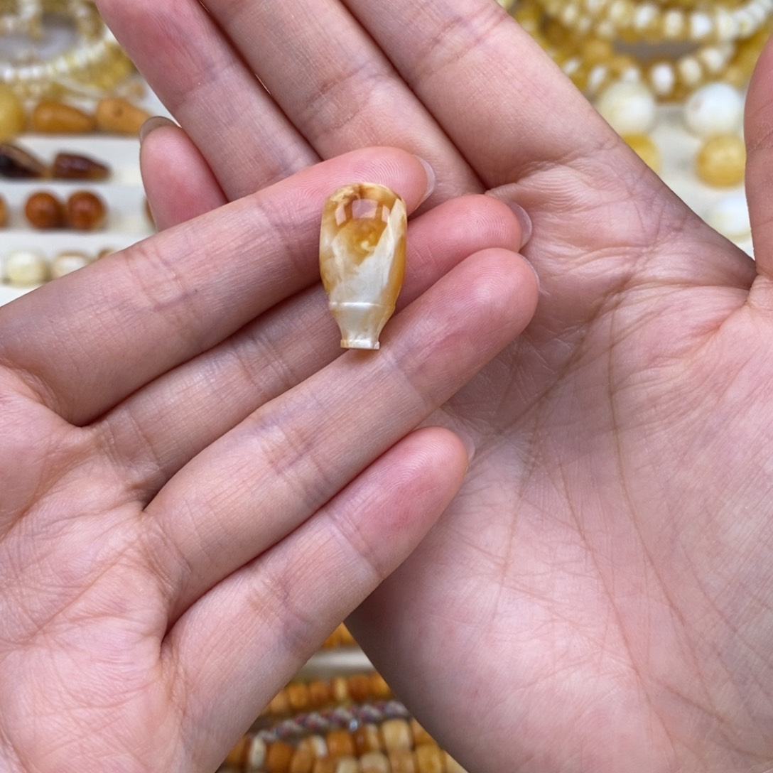 琥珀裸石未镶嵌李*?三通