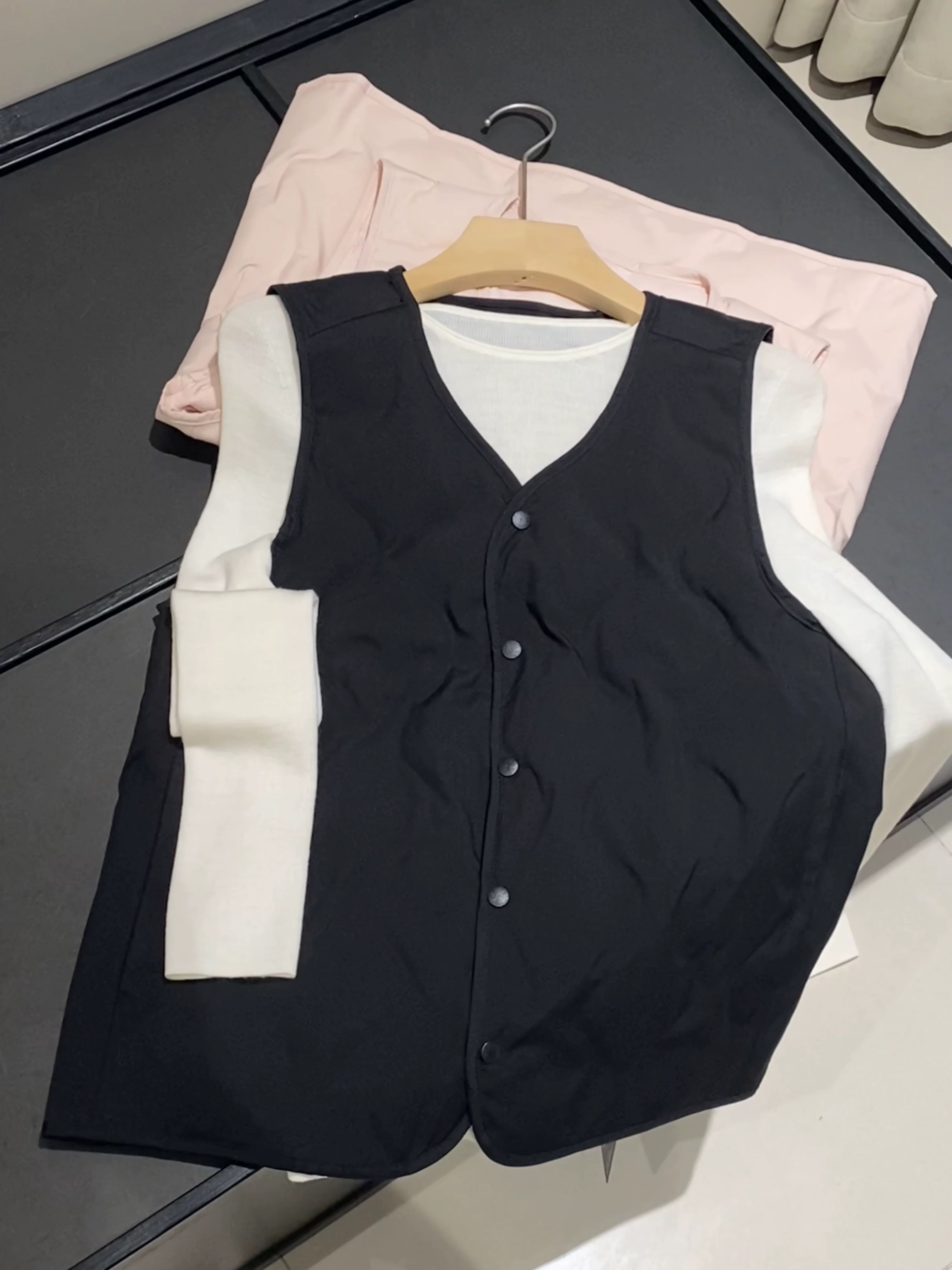 轻薄格纹V领冬季马甲百搭